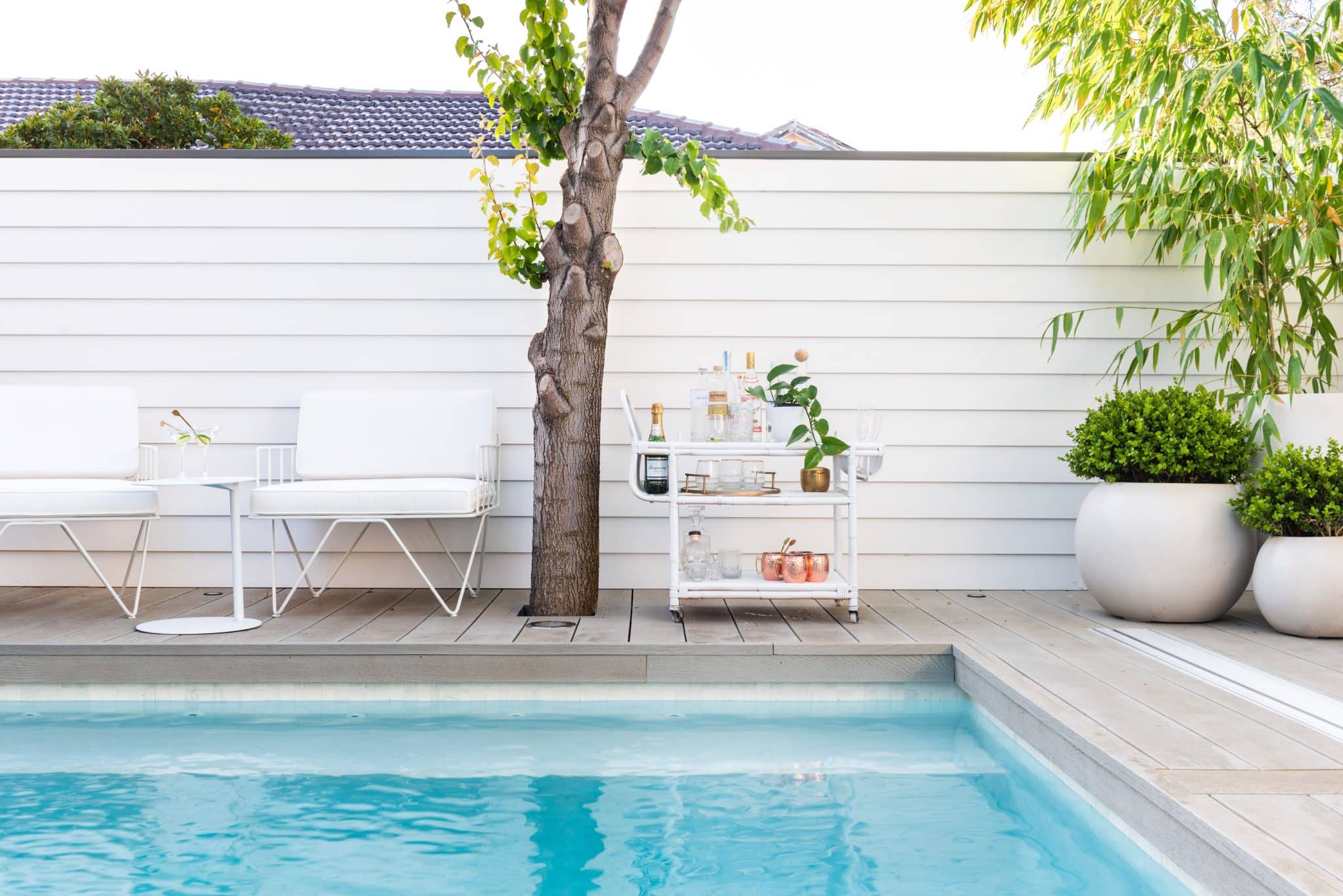 What Are The Best Materials for Swimming Pool Decking